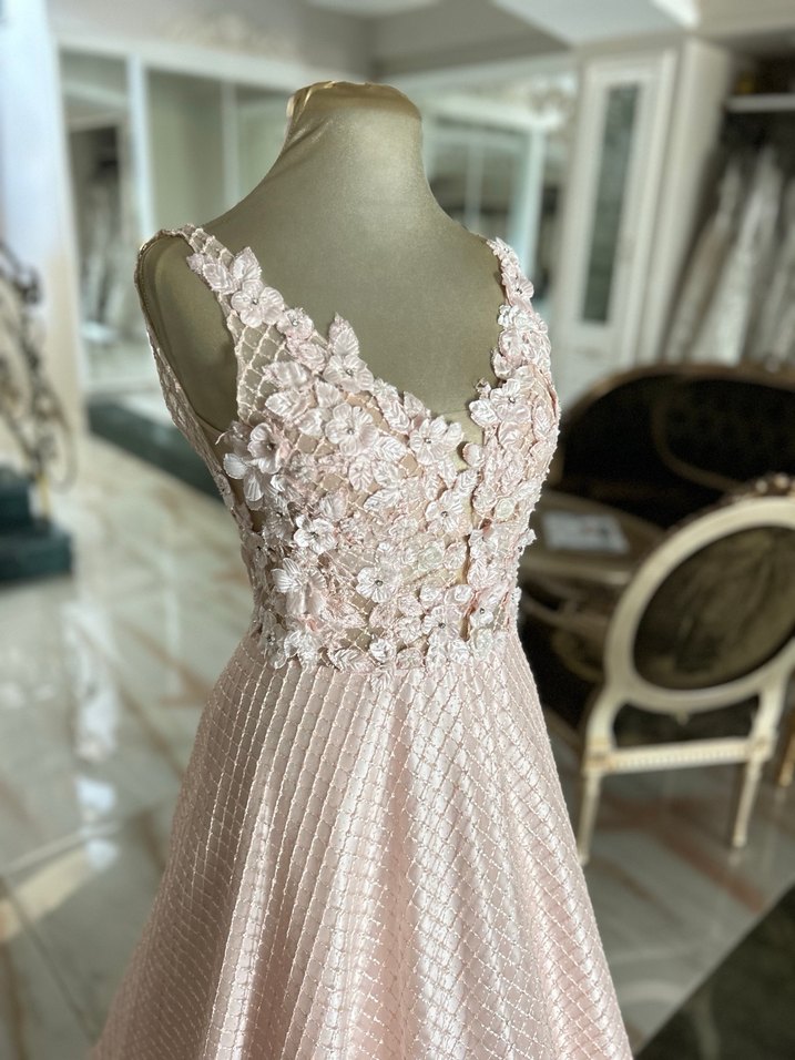 Yavruağzı nişan kıyafeti - Görsel 4