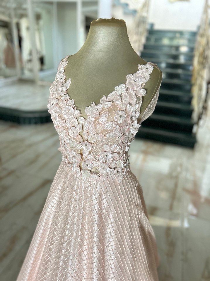 Yavruağzı nişan kıyafeti - Görsel 3