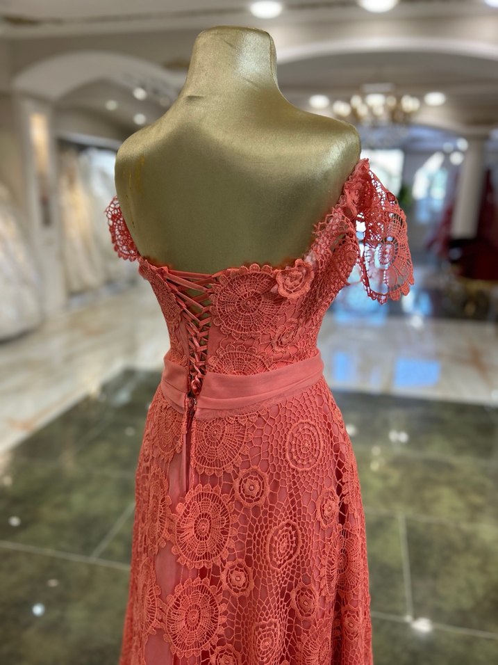 Kırmızı Nakışlı Uzun Dantel Straplez Abiye - Görsel 5