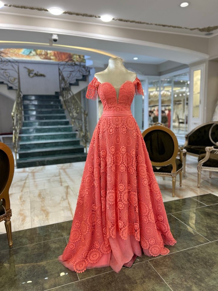 Kırmızı Nakışlı Uzun Dantel Straplez Abiye - Görsel 2