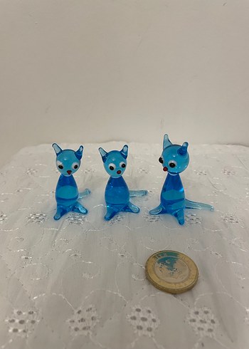Üfleme cam el yapımı mavi cam kedi figürleri