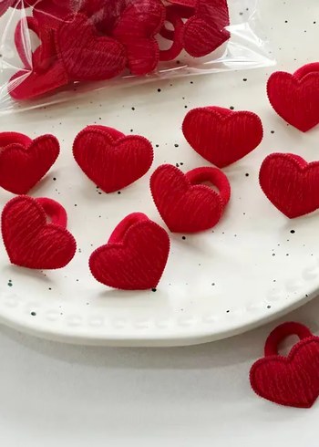 Kırmızı Nakışlı Elastik Kalp Toka - Görsel 3