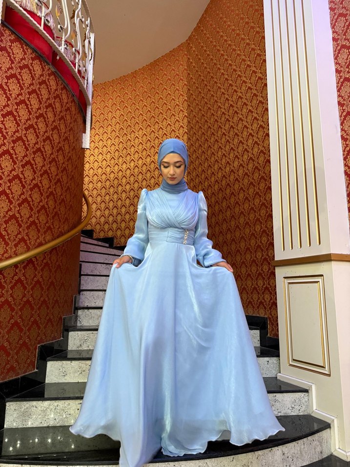 Uzun Mavi Drapeli Tesettür Abiye - Görsel 2