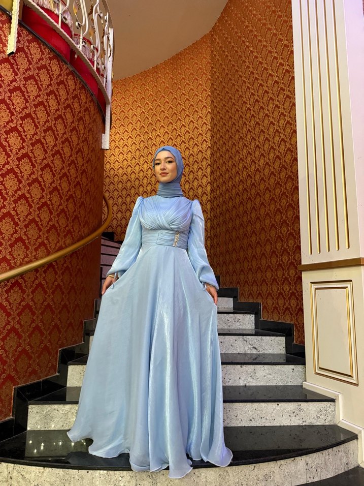 Uzun Mavi Drapeli Tesettür Abiye - Görsel 5