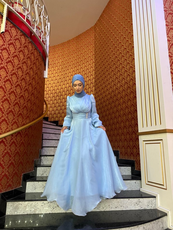 Uzun Mavi Drapeli Tesettür Abiye - Görsel 3