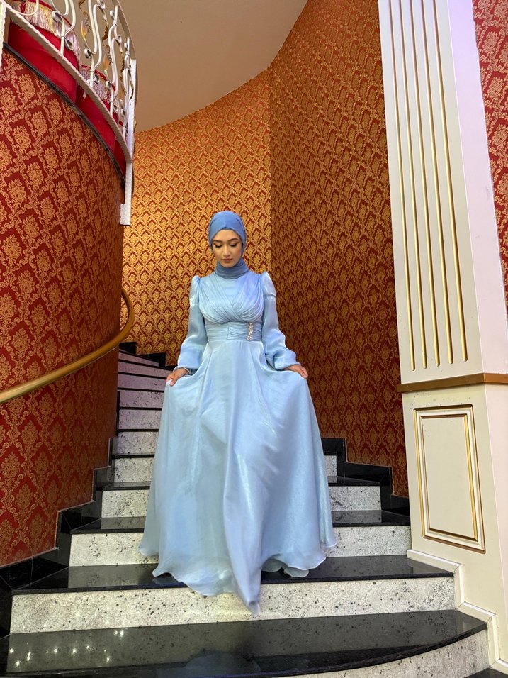 Uzun Mavi Drapeli Tesettür Abiye - Görsel 4