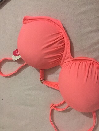 Etiketli bikini üstü