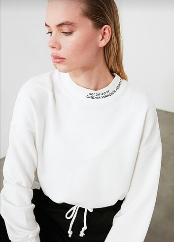 Ekru dik yaka örme crop sweatshirt 