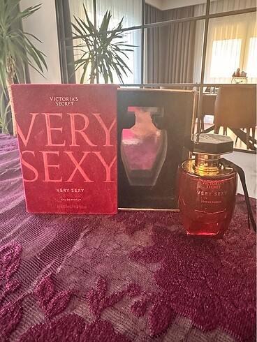 Beden Boş victoria ?s secret parfüm şişesi ve kadife kutusu