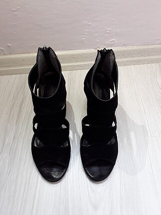 Siyah orta ve hafif kalın topuklu ayakkabı.