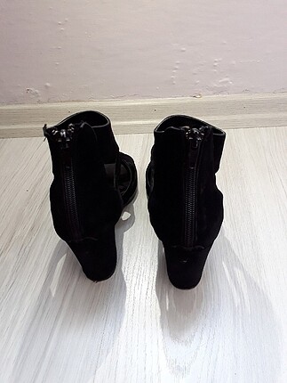 38 Beden Siyah orta ve hafif kalın topuklu ayakkabı.