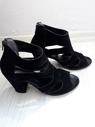 38 Beden siyah Renk Siyah orta ve hafif kalın topuklu ayakkabı.