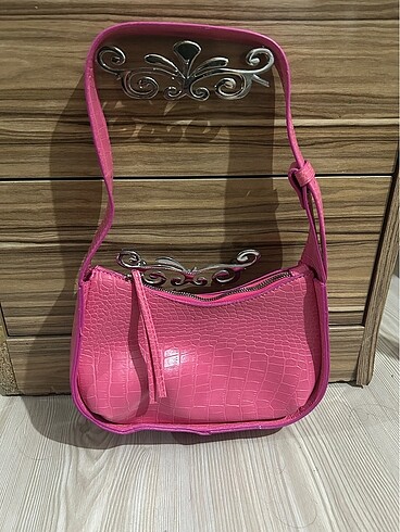 Pembe kol çantası