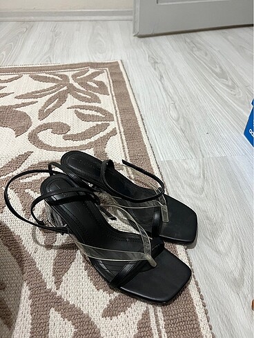 Bershka Siyah topuklu ayakkabı