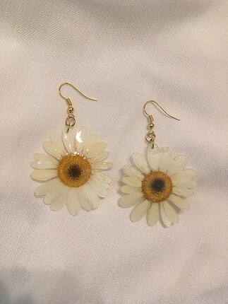 White daisy earrings