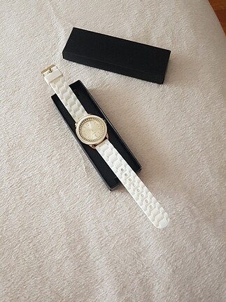 Avon gold taşlı beyaz slikon kayışlı kol saati