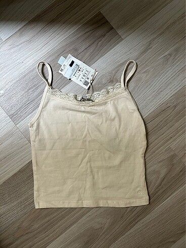 Askılı, açık sarı renginde, dantelli, PullandBear