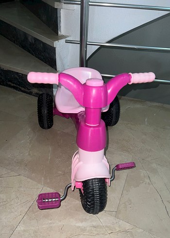 Pembe Renkli Üç Tekerlekli Bisiklet