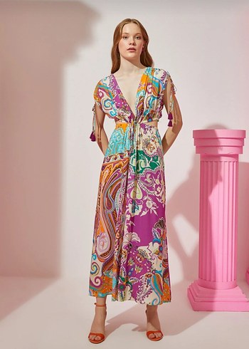 V Yaka Renkli Batik Desenli Uzun Elbise - Görsel 3