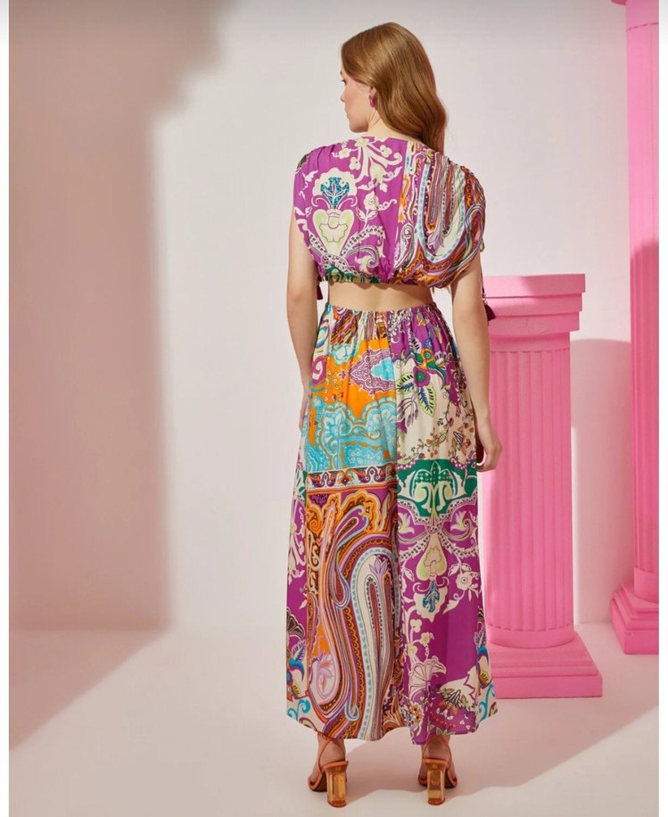 V Yaka Renkli Batik Desenli Uzun Elbise - Görsel 4