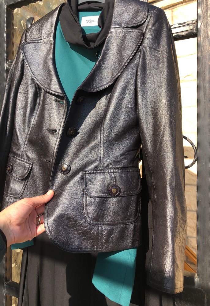 Drapeli Siyah Deri ceket gömlek ve etek - Görsel 3