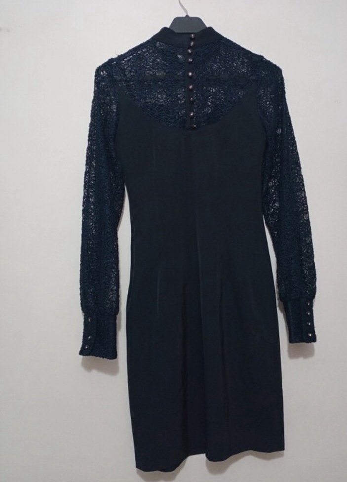 Siyah Dantel Detaylı Yüksek Yaka Uzun Kollu Balık Elbise - Görsel 4