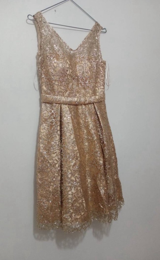 V Yaka Altın Sarısı İşlemeli Simli Pileli Kısa Abiye Elbise - Görsel 4