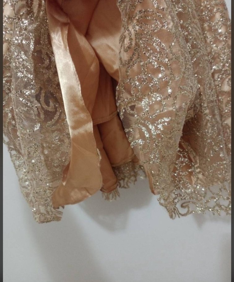 V Yaka Altın Sarısı İşlemeli Simli Pileli Kısa Abiye Elbise - Görsel 3