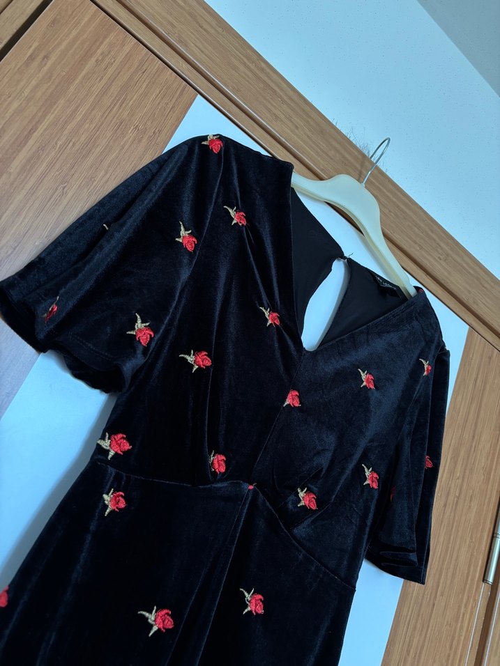 Gül Nakışlı Siyah Mendil Kol V Yaka Süet Elbise - Görsel 3