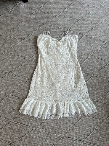 Beyaz kısa dantelli elbise. After party için kullanılabilir. Bek