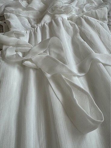 l Beden beyaz Renk Uzun beyaz elbise. Gelin alma, çekim için kullanılabilir.