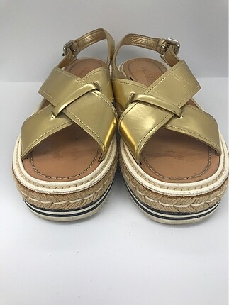 Prada Gold Sandalet