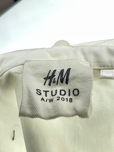 34 Beden beyaz Renk H&M Gömlek %70 İndirimli.