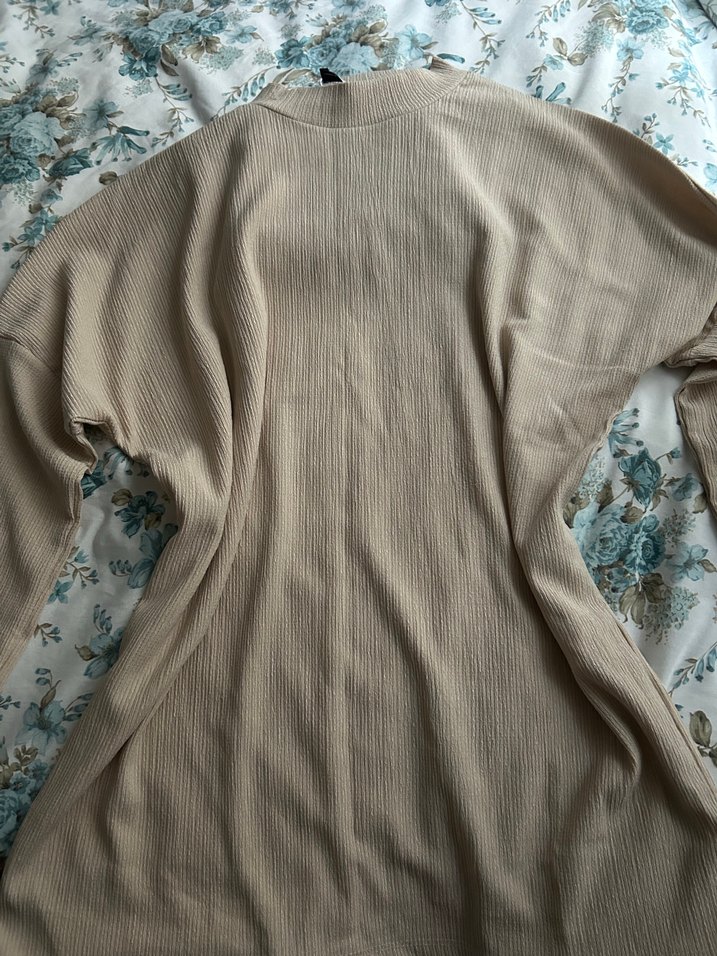 Tesettüre uygun kendinden desenli uzun kollu bluz - Görsel 2