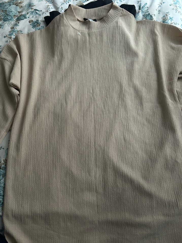 Tesettüre uygun kendinden desenli uzun kollu bluz - Görsel 3