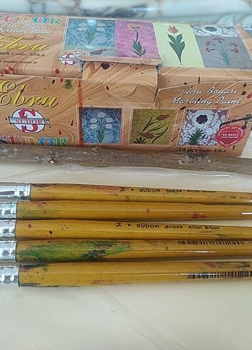 Ebru sanatı için tepsi boya ve fircalar