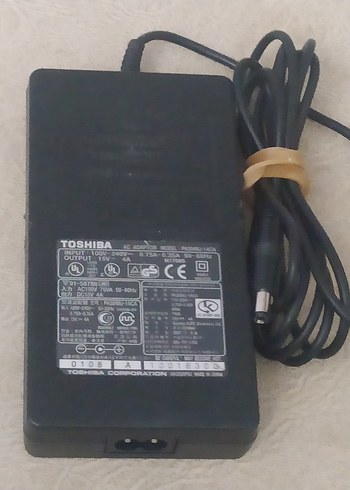 Toshiba Siyah Adaptör Şarj Cihazı