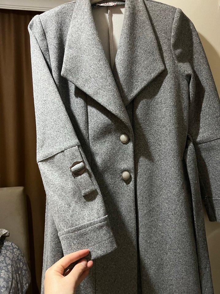 Gri Kemer Detaylı Uzun Kaban - Görsel 2