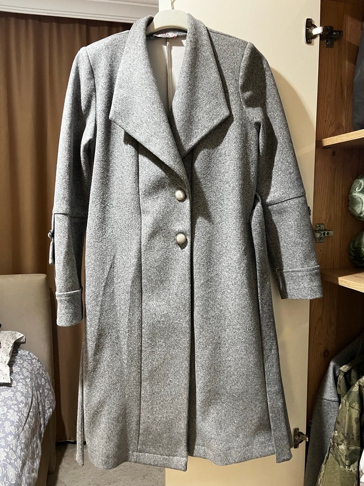 Gri Kemer Detaylı Uzun Kaban - Görsel 4