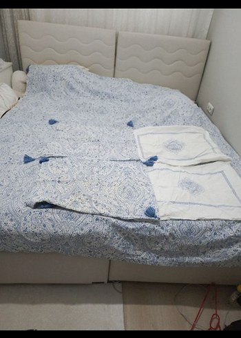Mavi Nakışlı Gri Yatak Örtüsü - Görsel 2