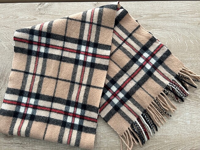 Burberry model atkı