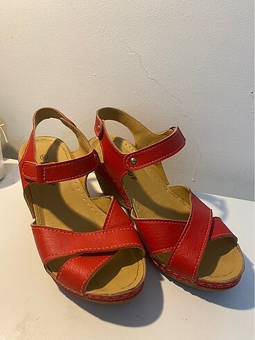 Kırmızı bağlamalı topuklu sandalet