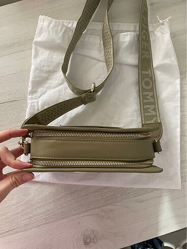 Beden tommy hilfiger çanta