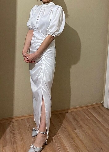 Beyaz Yırtmaçlı Elbise 