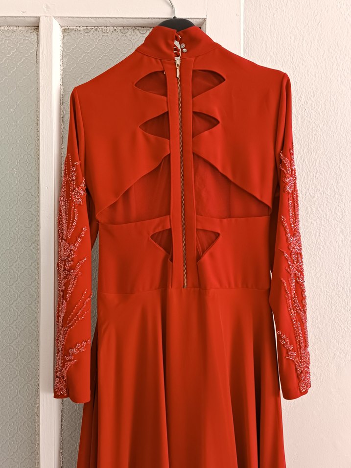 Uzun Kırmızı Nakışlı Henna Elbise - Görsel 5