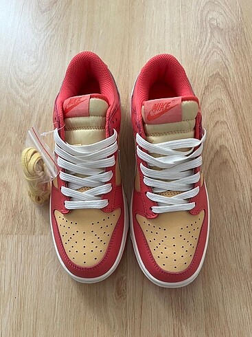40 Beden Nike Dunk Low Strawberry