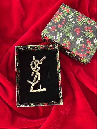Yves Saint Laurent Broş