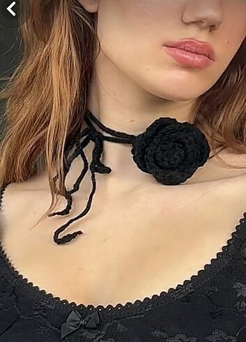 FLOWER CHOKER