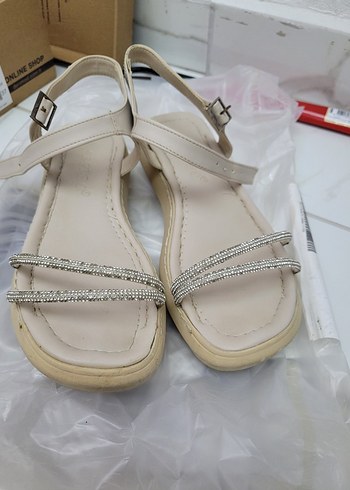 Beyaz Tokalı Dolgu Topuklu Kadın Sandalet