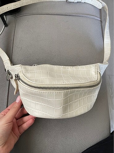 Bershka krem bel çantası
